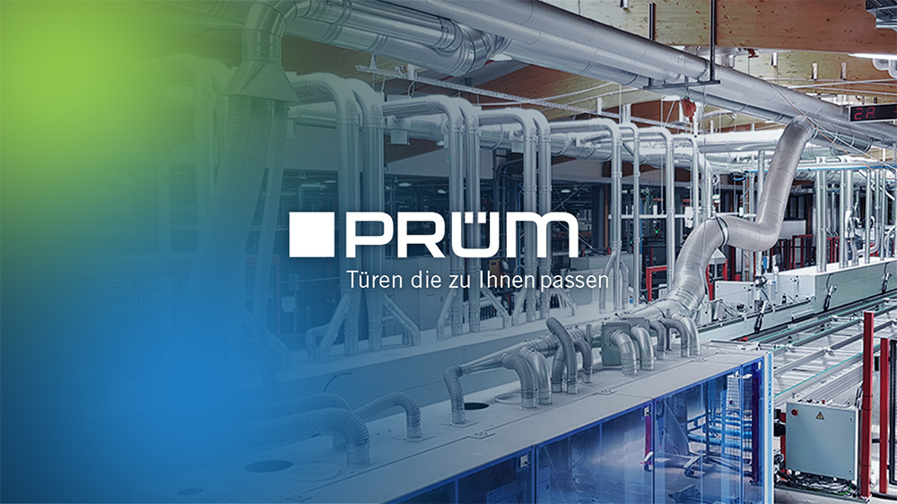 Das Bild zeigt das Logo von Prüm sowie ein Fließband in der Fabrik zur Prüm zur Success Story: Process Mining im Türenwerk